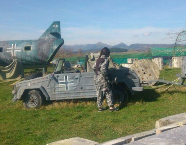 A cubierto tras el vehiculo de guerra.jpg